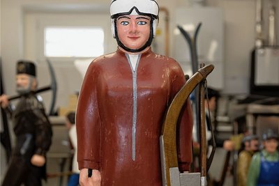 Gerade auch die Figuren der Oberwiesenthaler Pyramide haben über die Jahrzehnte schwer gelitten. Als Vorbild für die Rennrodlerin diente dem Schnitzer seinerzeit übrigens Olympiasiegerin und Weltmeisterin Ortrun Enderlein. 