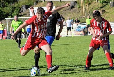 Im Finale des Erzgebirgspokals taten sich die Stollberger - am Ball Lenny Uhlmann - gegen Kreisligist Grünhain-Beierfeld schwer und setzten sich erst im Elfmeterschießen durch. 