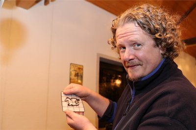 Lars Faßmann vom Kreativen Chemnitz zeigt eines der Schokoladenkunstwerke.