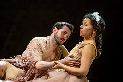 Angus Simmons als Masetto und Marina Medvedeva als Zerlina in „Don Giovanni“ am Freiberger Theater.