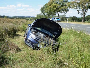 Bei einem Unfall auf der Bundesstraße 173 kurz vor dem Lichtentanner Ortsteil Schönfels ist am Mittwochvormittag eine Person leicht verletzt worden.