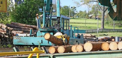Obwohl das Sägewerk in Bärenwalde an seiner Kapazitätsgrenze arbeitet, kann es derzeit die gestiegene Nachfrage an Bauholz nicht befriedigen, werden aktuell keine Aufträge von privaten Kunden entgegengenommen. 