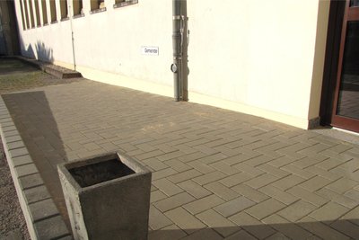 Die Zufahrtsrampe ins Begegnungszentrum Zettlitz wird überdacht, um Witterungseinflüsse abzuhalten.