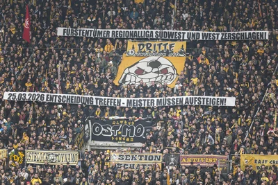 Der K-Block des Zweitligisten Dynamo Dresden setzt sich für den Direktaufstieg des Meisters der Regionalliga Nordost ein – und damit aktuell für Belange von Lok Leipzig, Carl Zeiss Jena, Rot Weiß Erfurt und HFC Chemie. CDU-Innenministern geht es derzeit um ein anderes Thema.
