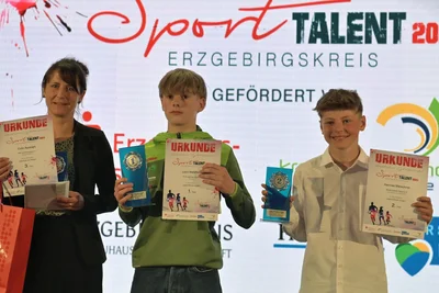 Bei den Jungs setzte sich Ringer Leon Mehlhorn (M.) vor Nordisch Kombinierer Hannes Meischner und Radsportler Colin Rudolph durch, dessen Mutter die Urkunde entgegennahm.