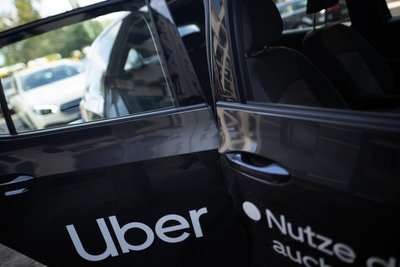 Auch in Chemnitz sind bereits Fahrzeuge mit Uber-Aufschrift unterwegs. Formal gehören diese den Mietwagenfirmen, die wiederum Verträge mit Uber über die Werbefläche abgeschlossen haben.