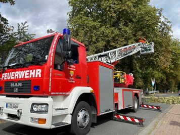 Die Feuerwehr aus Geithain schneidet morsche Äste aus dem Kastanienbaum in Rochlitz.