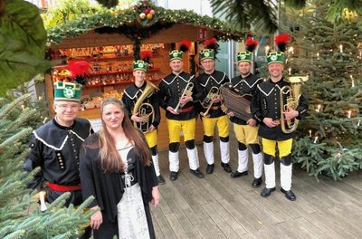 Mitglieder des Erzgebirgsensembles - vorn links Leiter Steffen Kindt, neben ihm Sängerin Franziska Ullmann - gestalteten jüngst den 14. erzgebirgischen Weihnachtsmarkt im Sachsen-Verbindungsbüro in Brüssel mit. 