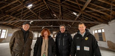 Das Obergeschoss beeindruckt mit einer freitragenden Deckenkonstruktion: GK-Software-Chef Rainer Gläß kam direkt unterm Dach mit den Elsteraue-Nachbarn Bernhard Weisbach (links), Margitta Schier von den Weberhäusern und Unternehmer Bernd Märtner (rechts) ins Gespräch. 