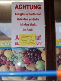 Dieser Aushang kündet von der nahen Schließung des Markts.