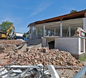 In Lichtenstein haben die Abrissarbeiten für den Bau eines neuen Einkaufsmarktes begonnen.