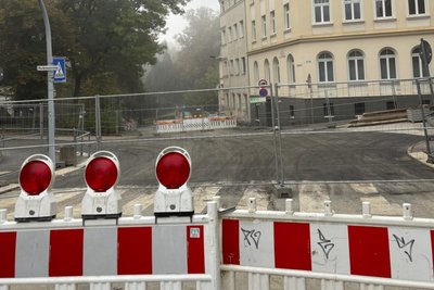Noch vorm Feiertag soll der Verkehr am Friedrich-Engels-Platz wieder rollen.