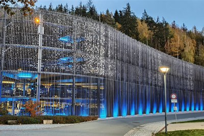 Das Parkhaus in Bad Elster wird um eine Etage aufgestockt und auf dem neuen Dach eine Fotovoltaikanlage mit einer elektrischen Leistung von 270 Kilowatt Peak installiert.