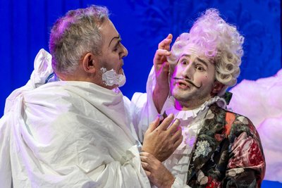 Angus Simmons (r.) mit Frank Blees in „Il barbiere di Siviglia“ am Freiberger Theater.