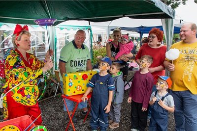 Die Kleingartenanlage "Am Flöhastrand" feierte ihr traditionelles Sommerfest. Am Nachmittag dominierten die Angebote für die jüngsten Besucher: eine Hüpfburg, Basteltische, Clownspäße oder Schminkstände. 