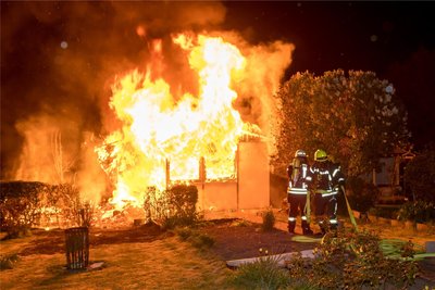 Die brennende Gartenlaube löschten die Kameraden unter schwerem Atemschutz ab.