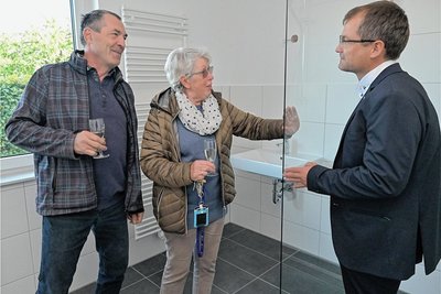  WGO-Geschäftsführer Marco Ebert (rechts) beim Wohnungsrundgang im Gespräch mit den Stadträten Helga Walter und Gunter Epperlein. Foto: Ralf Wendland