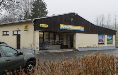 Der Frischemarkt liegt verkehrsgünstig an der Ortsdurchfahrt mitten im Thumer Ortsteil Herold.
