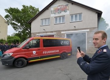 Ortswehrleiter Marcus Weiß ist stolz auf das neue Fahrzeug der Feuerwehr Albernau. 