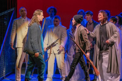 Im Musical „Jesus Christ Superstar“ begeisterte Angus Simmons als Simon, hier mit Yannik Gräf als Jesus.