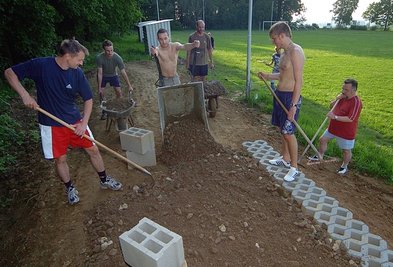 
              <p class="artikelinhalt">Die Rossauer legen oft Hand am Sportplatz an. </p>
            