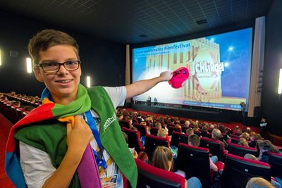 Eröffnet wurde das Festival von Sven Leuoth. Der 11-jährige Schüler ist der diesjährige Schlingel und somit das Gesicht der Veranstaltung. Er wird in den kommenden Tagen Besucher empfangen, Filme anmoderieren und die Fragen des Publikums beantworten.