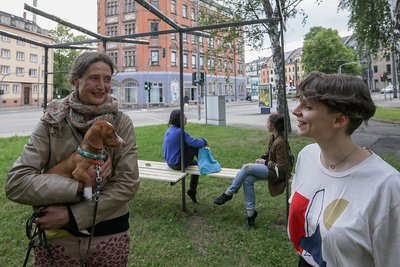 Künstlerin Anke Westermann (mit Hund Linus) im Gespräch mit Ulrike Brantl vom Klub Solitär. Im Hintergrund: Westermanns Haltestelle. 