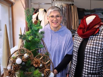 Grit Meichßner holt für die Drehtage die weihnachtliche Dekoration fürs Schaufenster noch einmal hervor, obwohl im Laden die neue Frühjahrsmode schon bereitliegt. 