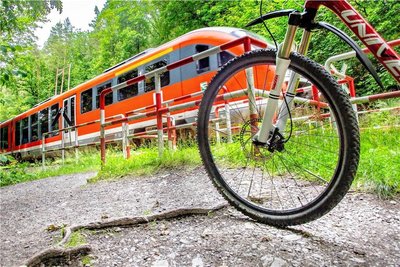 Der Bahnübergang, aktuell noch mit einem sogenannten Drängelgitter, ist eine weitere Hürde für den geplanten Ausbau.