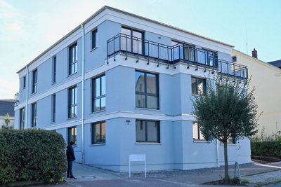 Das Gebäude in der Oelsnitzer Bahnhofstraße ist der erste Neubau der Oelsnitzer Wohnungsbaugesellschaft. Foto: Ralf Wendland