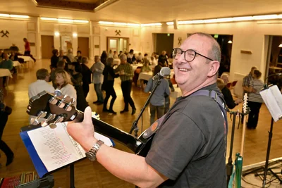 Im Kulturhaus Aktivist in Bad Schlema ist am Samstagabend eine der beliebten Oldie-Partys gefeiert worden. Dabei spielte die Band Erz-Freunde live – im Bild Holger Süß, Sänger und Gitarrist.