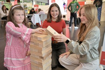 Spielstationen sorgten für Abwechslung. Am Jenga-Turm versuchten sich auch Pauline Drummer vom Fechtclub Oelsnitz, Luisa Stütz vom LV 90 Erzgebirge und Maxine Escher vom SSV Geyer (v. l.).