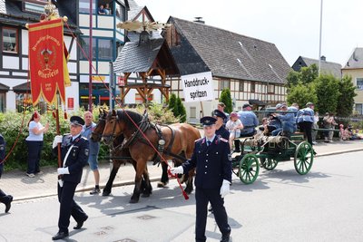 Historische Handdruckspritzen zeigten, wie die Feuerwehr früher im Einsatz war.