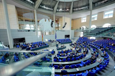 Der Bundestag debattierte zum ersten Mal über die Reform, die umstritten ist.