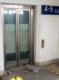 Am Bahnhof Reichenbach wurden die Fahrstuhltüren mit Betonplatten traktiert. 