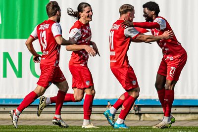 Die Zwickauer Mike Könnecke, Veron Dobruna und Theo Martens herzen Torschütze Lloyd-Addo Kuffour (von links).