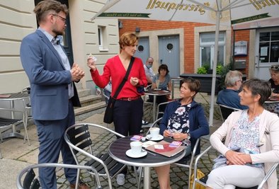 Katja Kipping und Johannes Höfer beim Straßenwahlkampf im Reichenbacher Eiscafé "La Vie". Die Linken-Wahlkämpfer waren an diesem Tag zuvor beim Sachsendruck in Plauen gewesen.