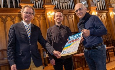 Ziehen an einem Strang, um mit einem Benefizkonzert der Ukraine zu helfen (von links): Stefan Fraas von der Vogtland-Philharmonie, Kirchenmusikdirektor Ulrich Meier und Joachim Otto von den Old Socks. 