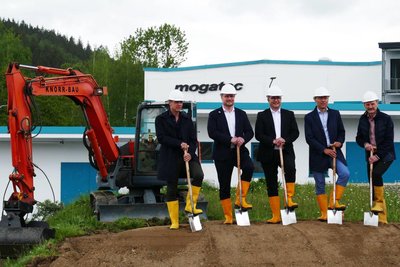 Erster Spatenstich mit den Geschäftsführern Tobias Wetzel und Alexander Gränitz (2. u. 4. v. l.), Vorstand Martin Schwarz (3. v. l.), Architekt Heiko Schilling (l.) und Drebachs Bürgermeister Jens Haustein (r.).