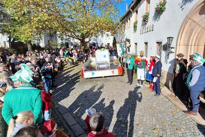 Auch das Gelenauer Rathaus-Areal können sich die Karnevalisten als Drehort eines Erzgebirgskrimis vorstellen.