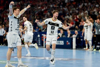 Die Kieler Spieler bejubeln einen Treffer.