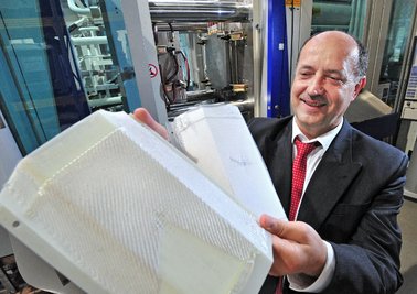 Unter Leitung von Professor Lothar Kroll forschen 37 Professoren unterschiedlicher Fachbereiche an der TU Chemnitz an neuartigen Kunststoffen. Ziel ist es, besonders leichte Materialien unter anderem für den Automobilbau zu entwickeln und diese energieeffizient herzustellen.