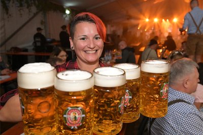 Doreen Reiche aus Crimmitschau war bei der „Molke-Wiesn“ als Bedienung im Einsatz.