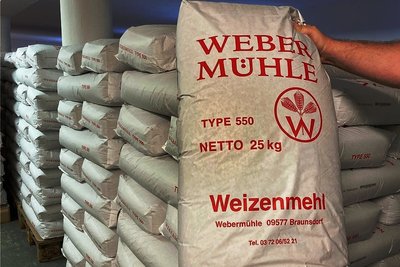 Jeder der 25-Kilo-Säcke, die in zwei großen Räumen gelagert werden, trägt die Aufschrift "Webermühle".