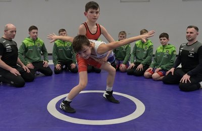 Nach dem Turnier in Berlin ging es diese Woche im Nachwuchsleistungszentrum der Auer Ringer gleich wieder auf die Matte. Als Trainingspartner kennen sich der zwölfjährige Gleb Fink (rotes Trikot) und der 13-jährige Jaden Müller aus dem Effeff. Gegen starke Konkurrenz sicherten sie sich in der Bundeshauptstadt jeweils Silber. 