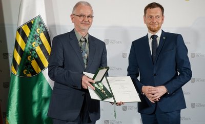 Ministerpräsident Michael Kretschmer verlieh Dr. Thomas Grünewald (links) Dienstagabend den Verdienstorden des Freistaats. 