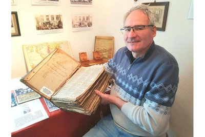 Ein Schatz für Ortschronisten wie Daniel Gerbeth: Die 174 Jahre alte Bibel gehörte einst zum Lesestoff in Werdaer Schulen.