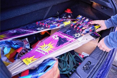 Das Feuerwerk gehört für viele Plauener an Silvester dazu. Seit Donnerstag verkaufen Discounter und Märkte Raketen und Knaller.