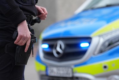 Nach einem Unfall in Hirschfeld ermittelt die Polizei gegen einen Autofahrer.
