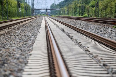 Zwei Mädchen sorgten am Dienstagabend für eine Notbremsung im Bahnverkehr.